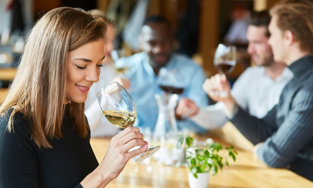 Groupe dégustant du vin